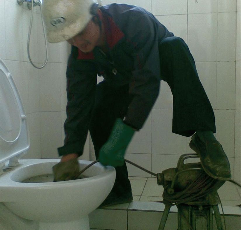產(chǎn)品名稱：義烏管道疏通服務(wù)
產(chǎn)品型號(hào)：義烏管道疏通,義烏搬家公司電話,義烏家政公司
產(chǎn)品規(guī)格：管道疏通:1.專業(yè)疏通各種型號(hào)馬桶（抹布,塑料）等各種軟硬物質(zhì)所造成的堵塞.因?yàn)檠b修掉進(jìn)水泥,沙子或頭發(fā)等2.地漏:專業(yè)疏通各種v型,S型拐彎的地漏.各種原因所造成的堵塞,由100MM慢慢的變3.墫坑：因?yàn)閴柨幽瓿删昧斯艿缽濐^發(fā)生了一層厚厚的尿堿.本部根據(jù)多年所成了50MM甚至10MM甚至還會(huì)堵死,所以造成墫坑下水慢,易堵.積累經(jīng)驗(yàn)采用最佳技術(shù)和方案,徹底疏通各種情況所造成的堵塞.包括（V型,S型)等的管道.4.面盆：專業(yè)疏通各種面盆.專業(yè)疏通各種主管道.5.主管道：本部備有大中小型 機(jī)械和高壓清洗機(jī).